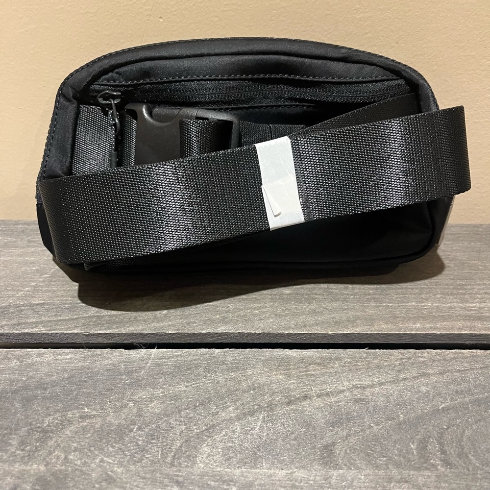 lululemon athletica Everywhere Belt Bag Mini -Black - Picture 3 of 15